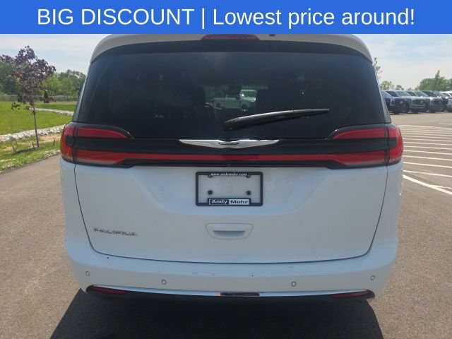 Used 2023 Chrysler Pacifica Touring-L FWD image 10