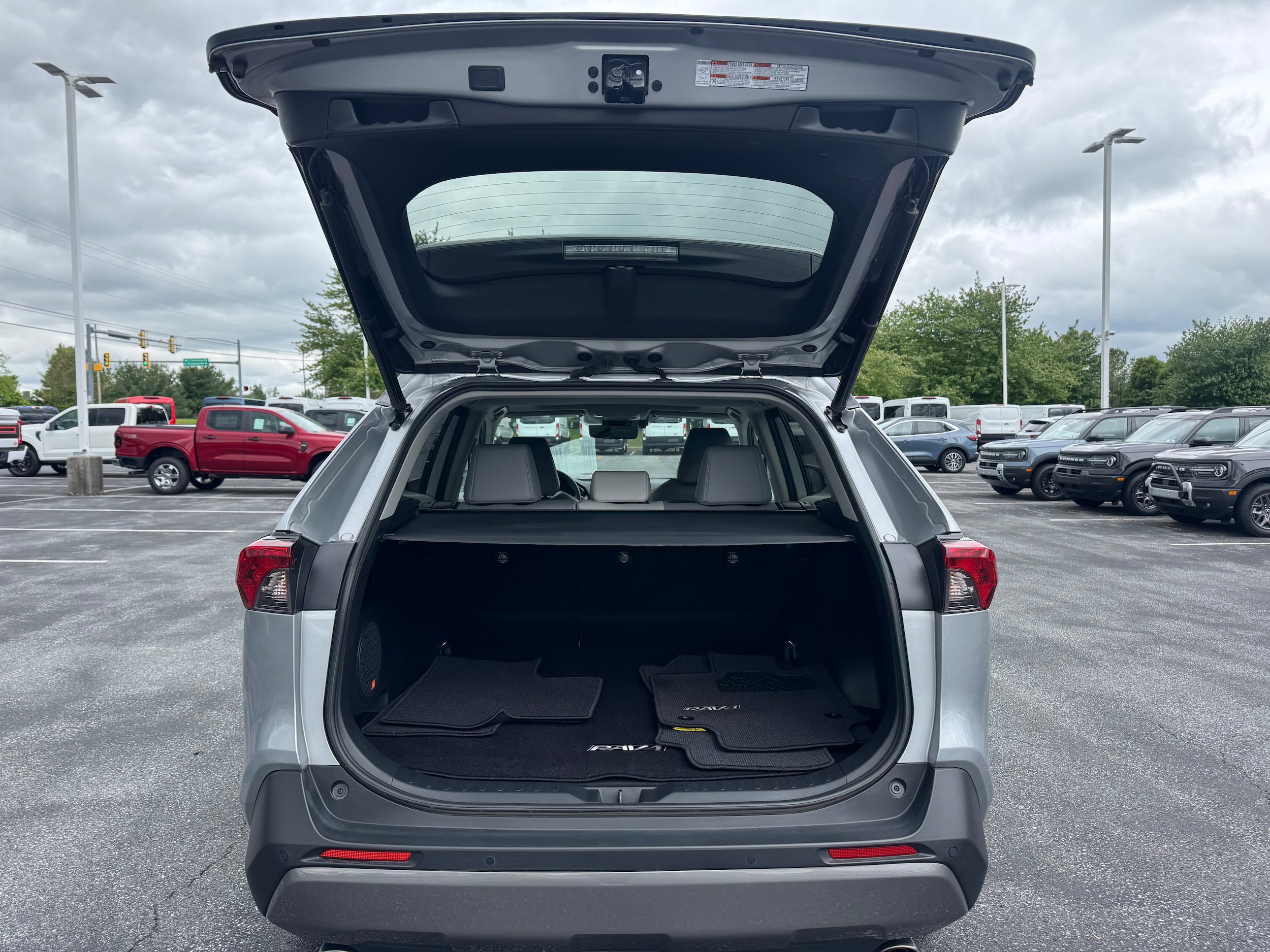 Used 2020 Toyota RAV4 Limited AWD/4WD image 9