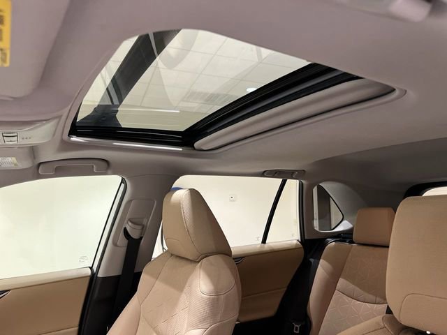 Used 2020 Toyota RAV4 XLE w/ Convenience Package FWD image 17