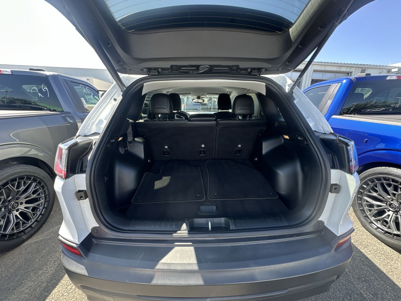 Used 2022 Jeep Cherokee Latitude Lux AWD/4WD image 32