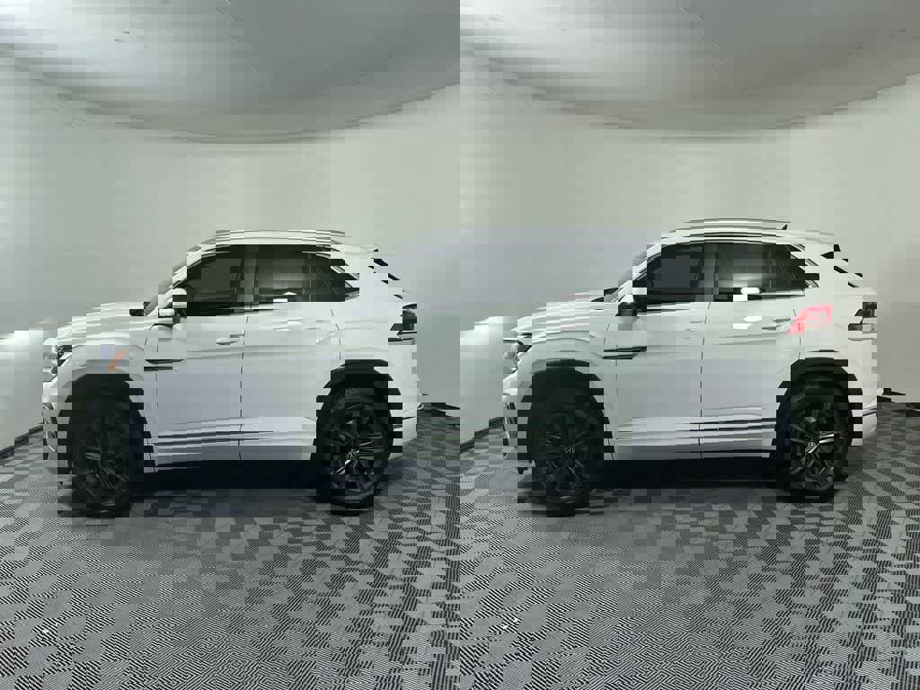 Used 2022 Volkswagen Atlas Cross Sport SEL R-Line image 3