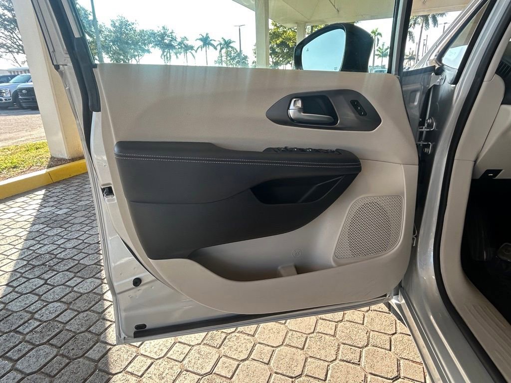 Used 2024 Chrysler Pacifica Touring-L image 35