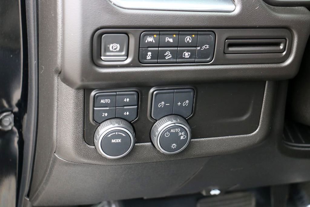 Used 2022 Chevrolet Suburban Z71 w/ Luxury Package image 13