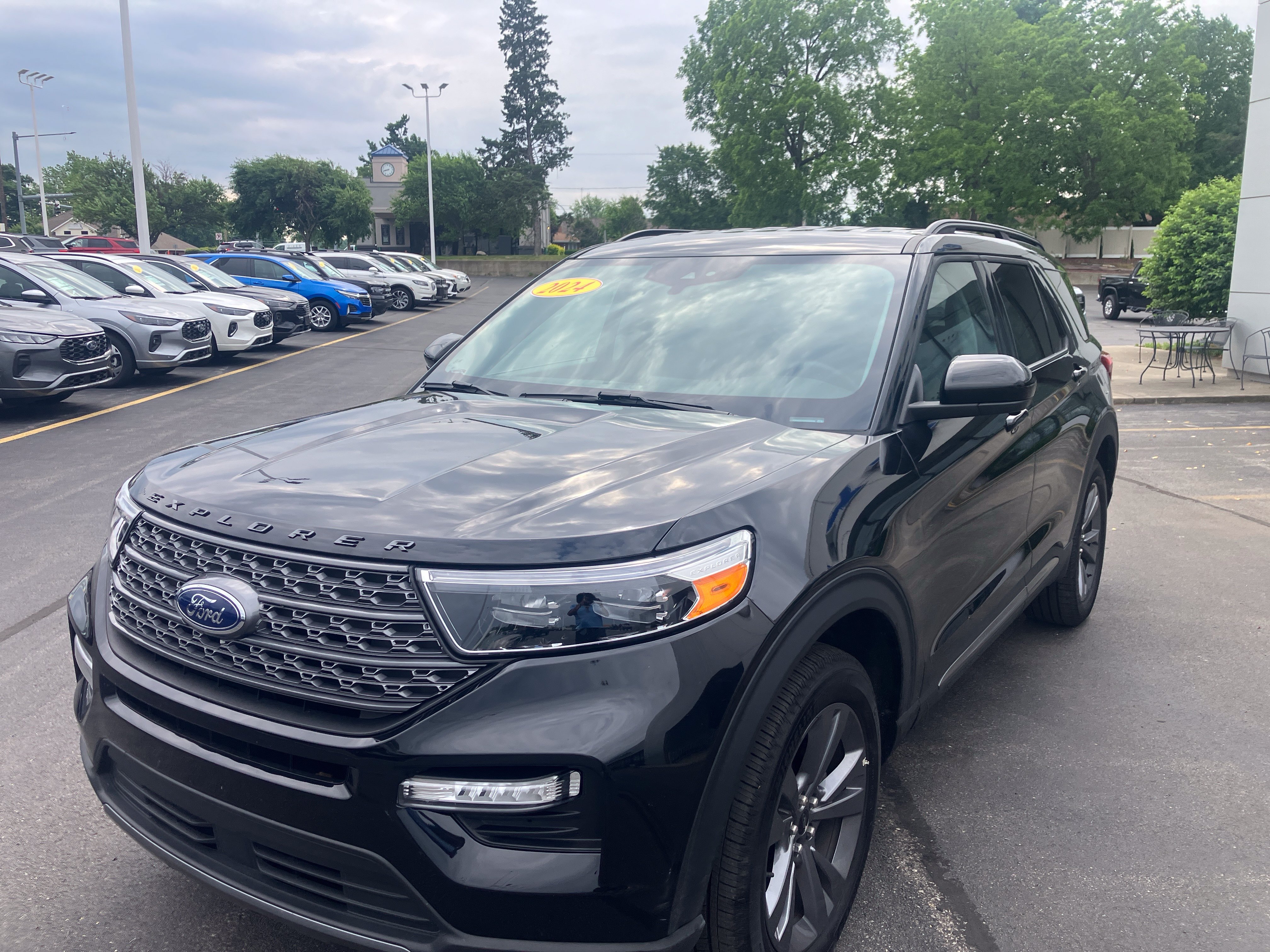 Certified 2024 Ford Explorer XLT w/ Equipment Group 202A AWD/4WD image 3