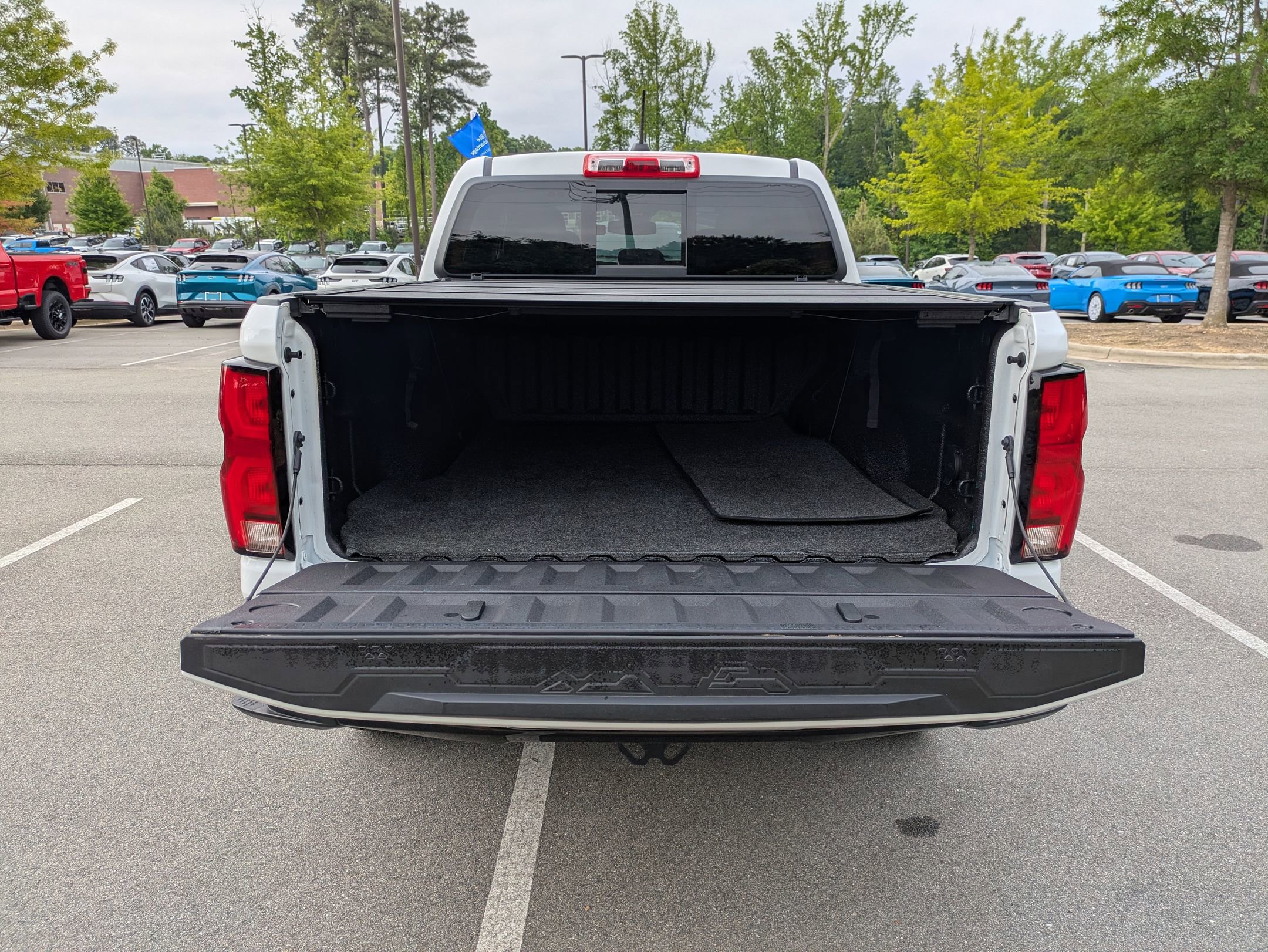 Used 2024 Chevrolet Colorado Z71 w/ Z71 Convenience Package 2 AWD/4WD image 32