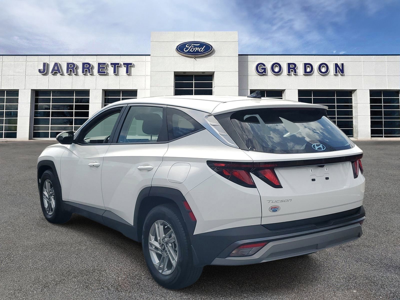 Used 2025 Hyundai Tucson SE image 2