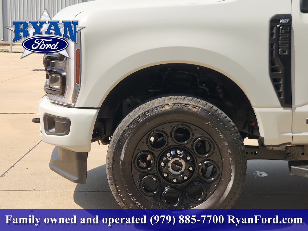 Certified 2025 Ford F250 XLT w/ Black Appearance Package AWD/4WD image 5
