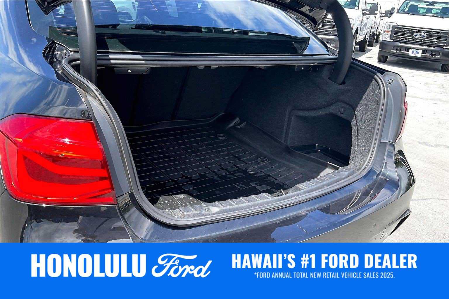 Used 2017 BMW 330i xDrive Sedan AWD/4WD image 18