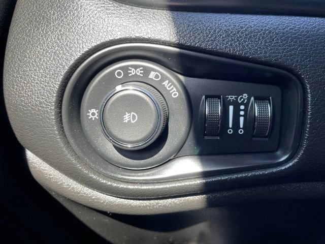 Used 2018 Jeep Renegade Altitude AWD/4WD image 13