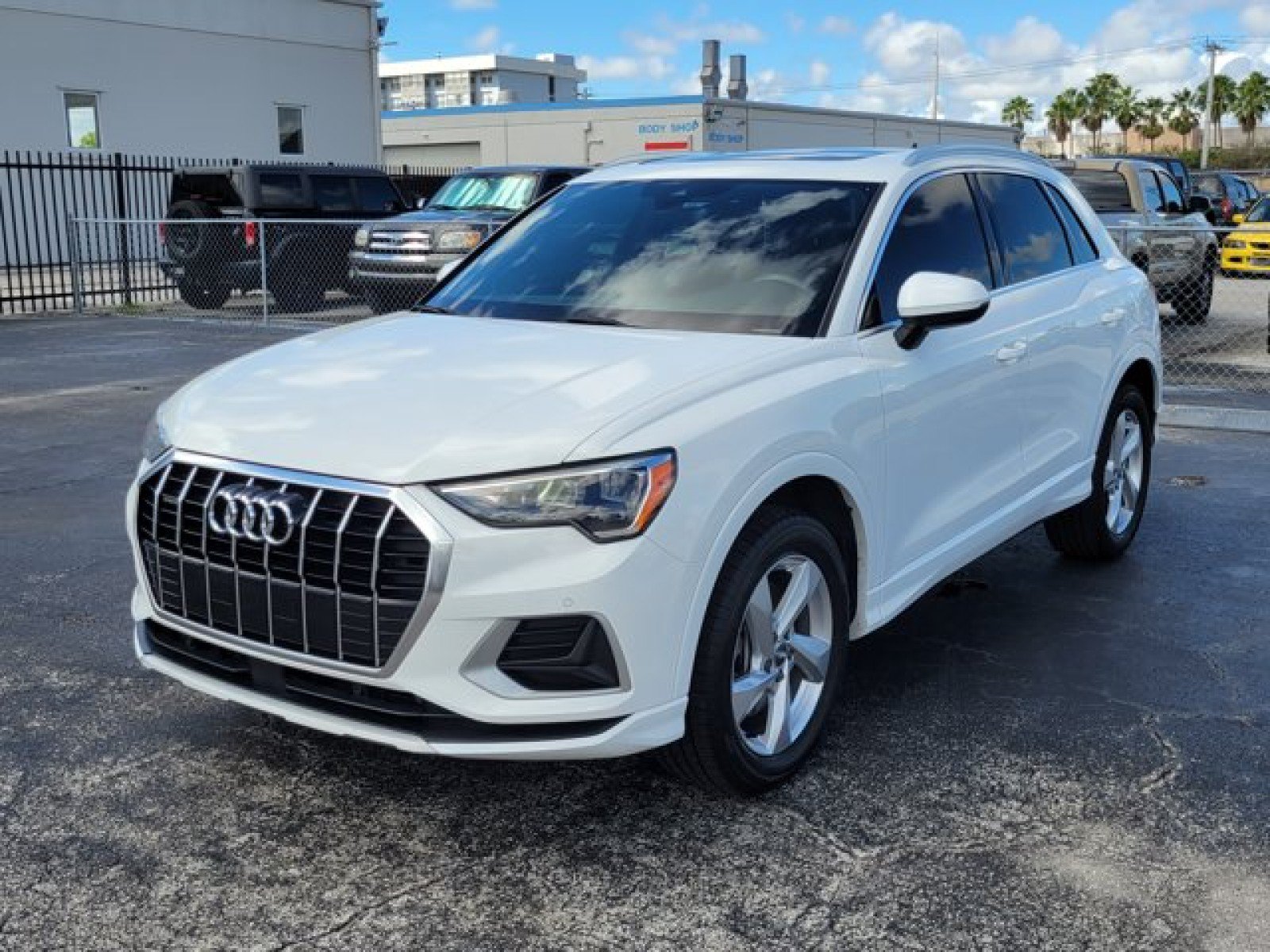 Used 2020 Audi Q3 2.0T Premium w/ Convenience Package AWD/4WD image 3
