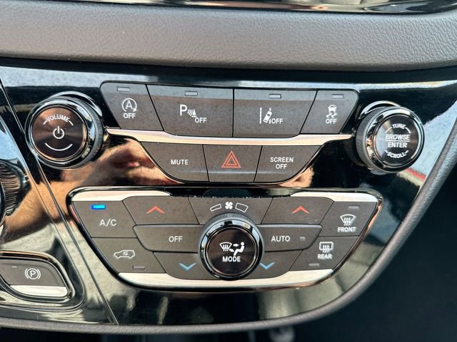 Used 2025 Chrysler Pacifica Select image 20