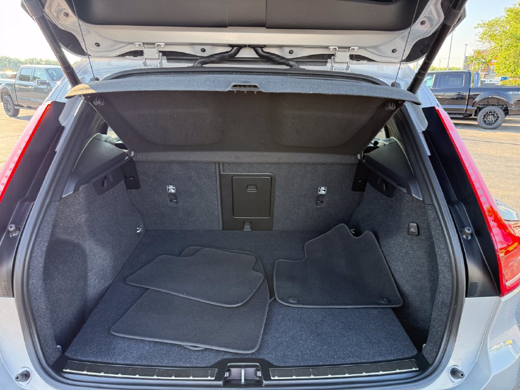 Used 2025 Volvo XC40 B5 Plus AWD/4WD image 11