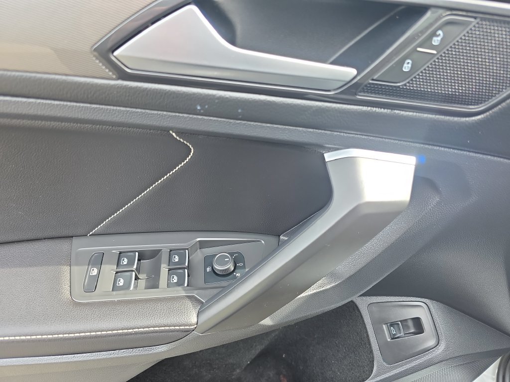 Used 2022 Volkswagen Tiguan SE R-Line AWD/4WD image 19