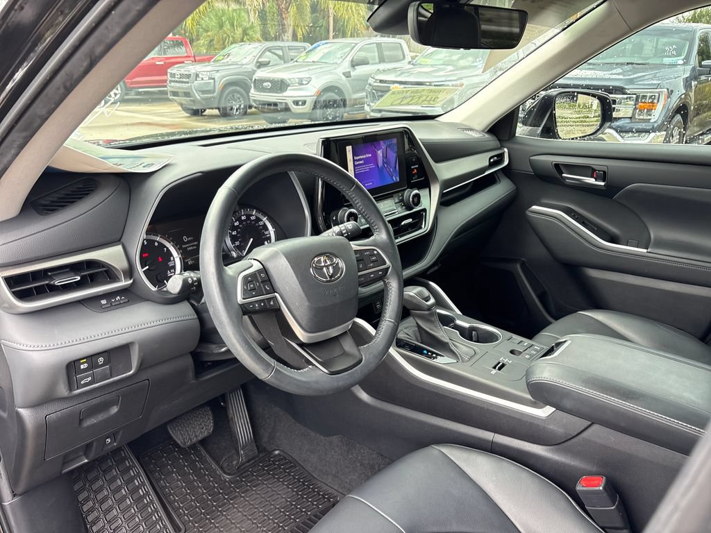 Used 2023 Toyota Highlander XLE FWD image 6