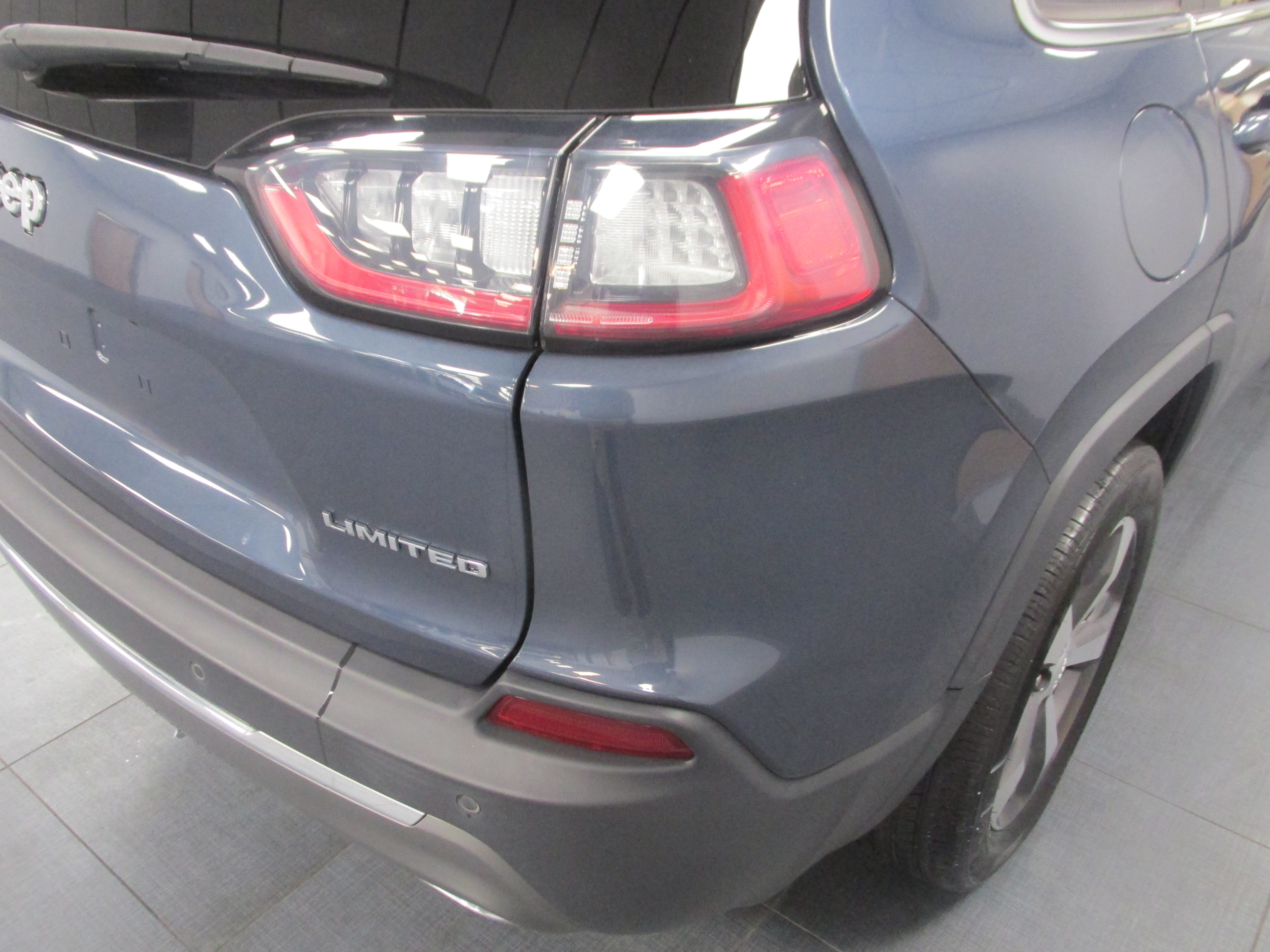 Used 2019 Jeep Cherokee Limited AWD/4WD image 11