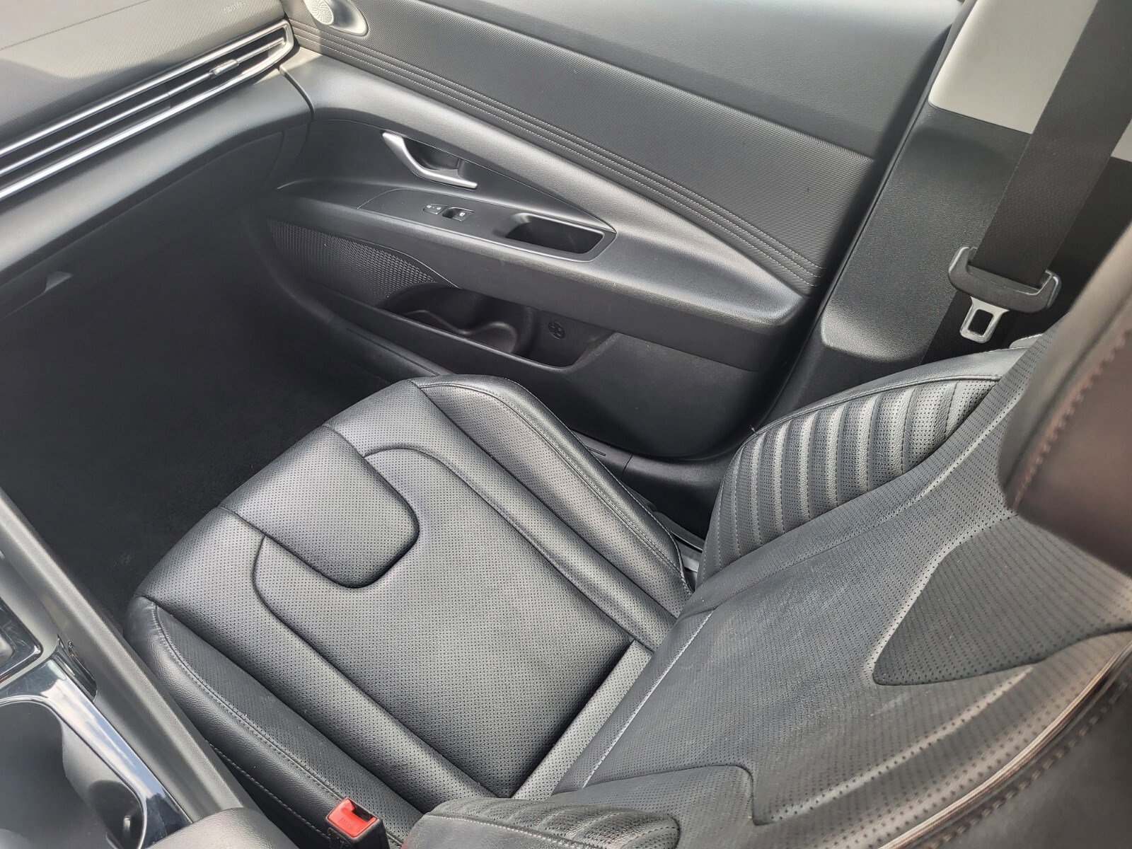 Used 2024 Hyundai Elantra Limited image 16