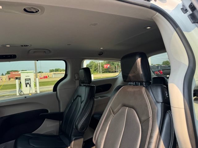 Used 2023 Chrysler Pacifica Touring-L FWD image 9