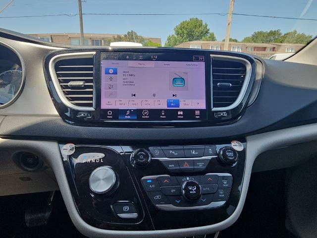 Used 2023 Chrysler Pacifica Touring-L FWD image 20