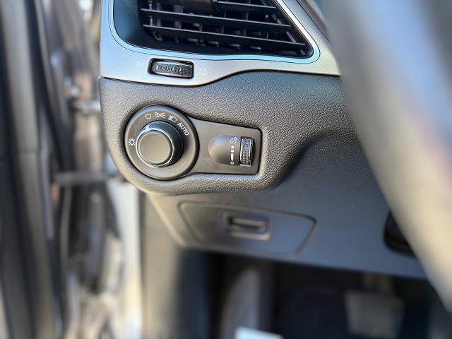 Used 2021 Jeep Cherokee Latitude FWD image 16