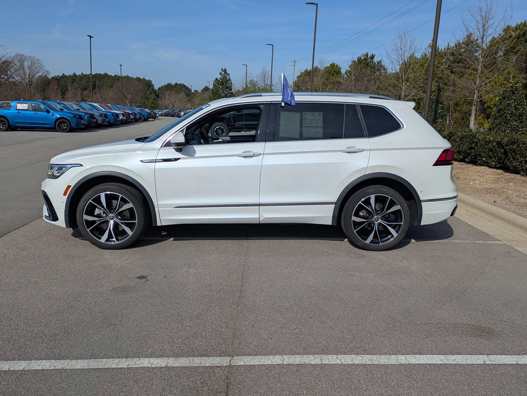 Used 2022 Volkswagen Tiguan SEL R-Line image 3