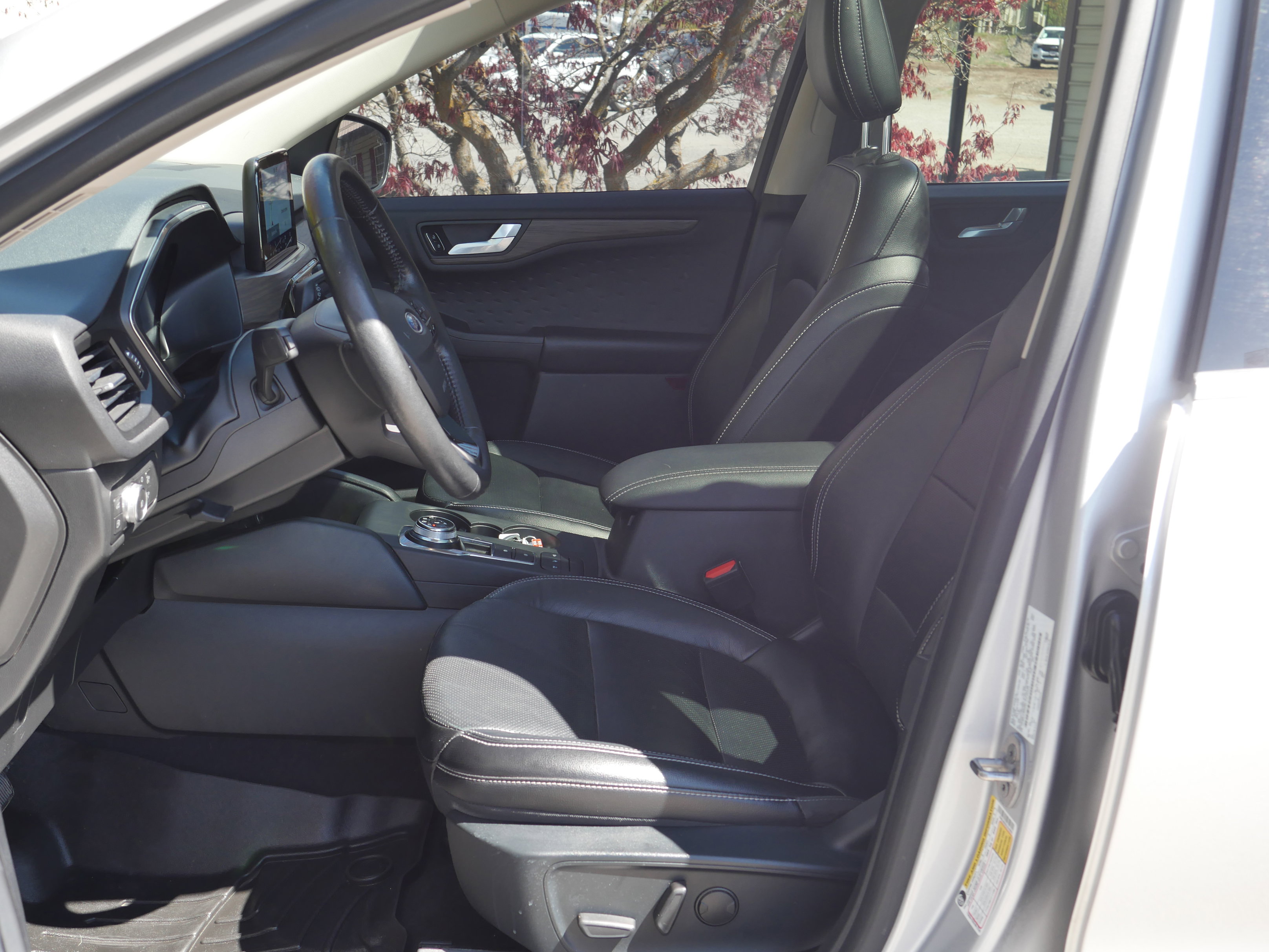 Certified 2020 Ford Escape Titanium w/ Titanium Premium Package 2.0 AWD/4WD image 3