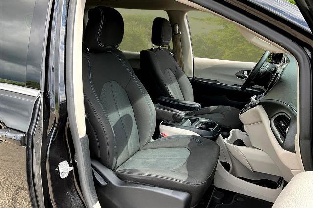 Used 2021 Chrysler Pacifica Touring image 9