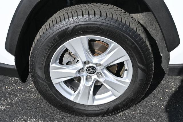 Used 2021 Toyota RAV4 LE AWD/4WD image 12