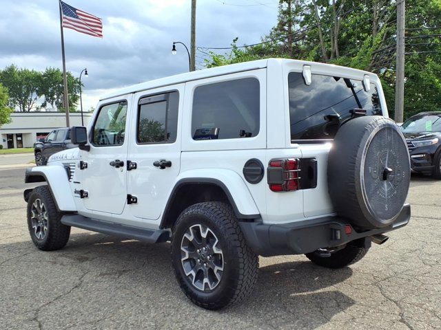 Used 2024 Jeep Wrangler Unlimited Sahara w/ Technology Group AWD/4WD image 2