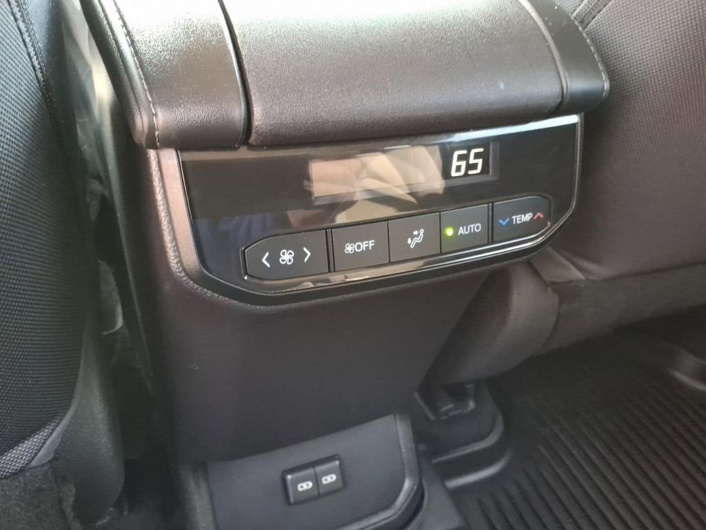 Used 2022 Toyota Highlander L AWD/4WD image 14