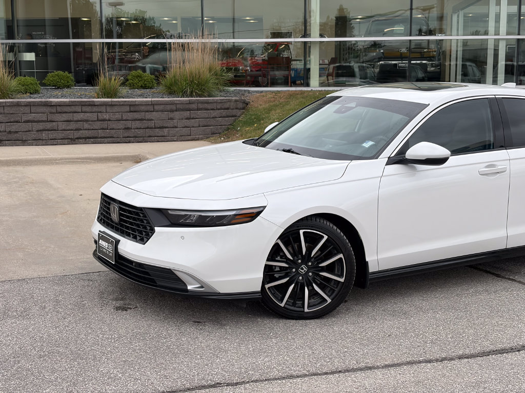 Used 2025 Honda Accord Touring image 2