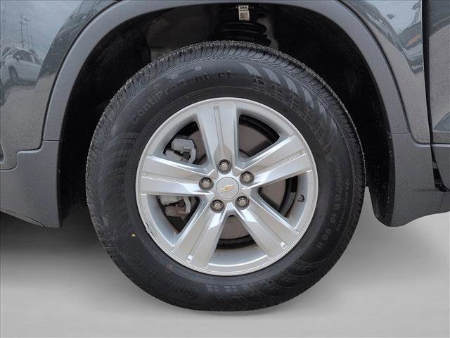 Used 2020 Chevrolet Trax LT w/ Sun & Sound Package image 23