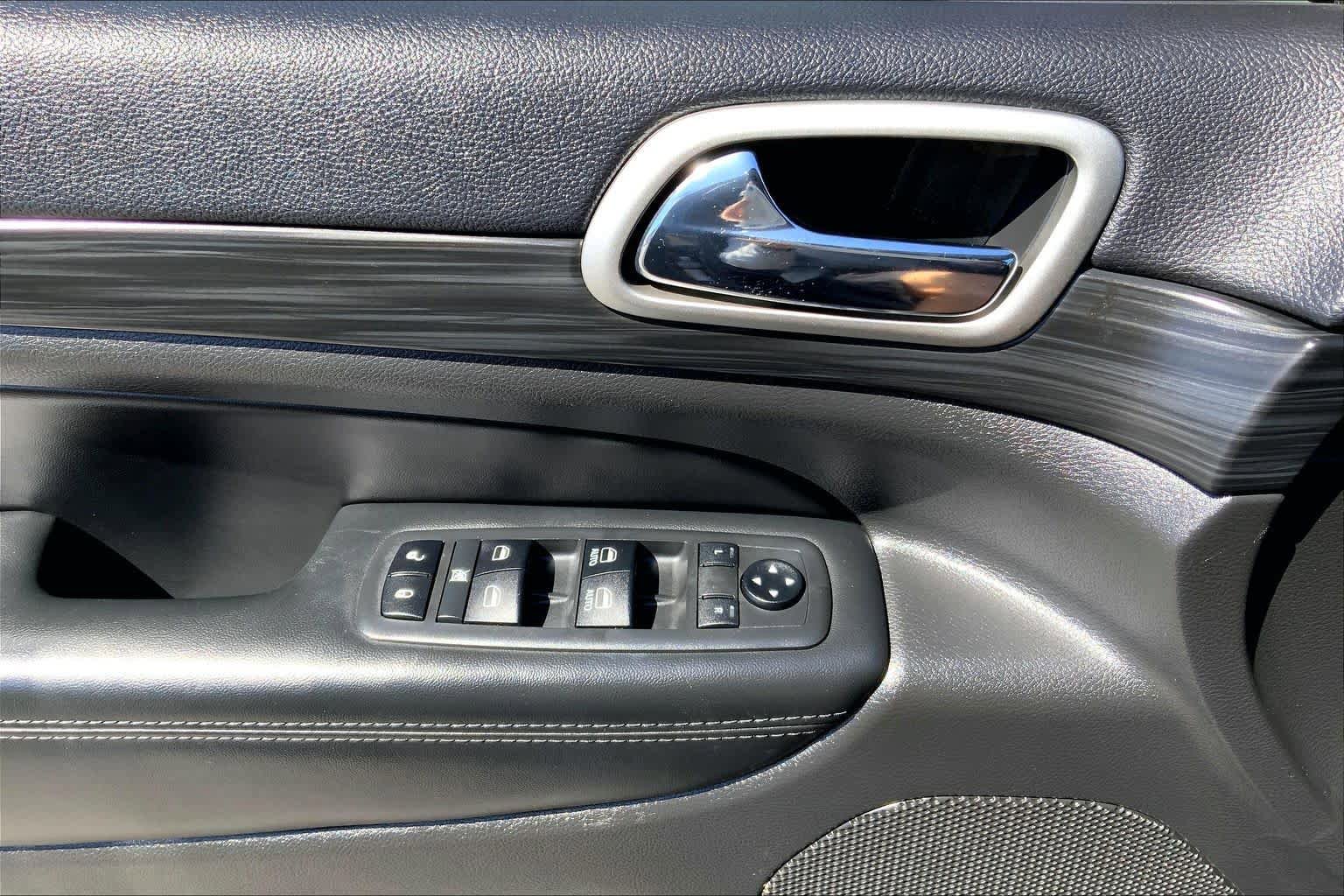 Used 2019 Jeep Grand Cherokee Altitude RWD image 32