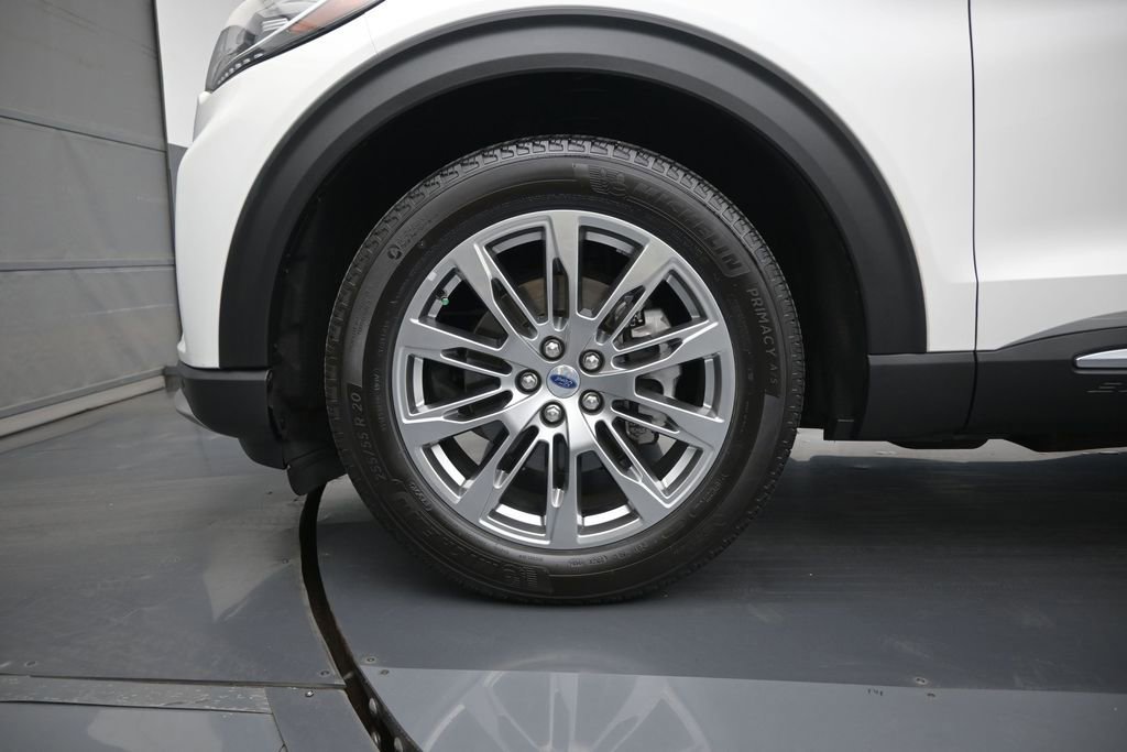 Certified 2025 Ford Explorer Platinum RWD image 28