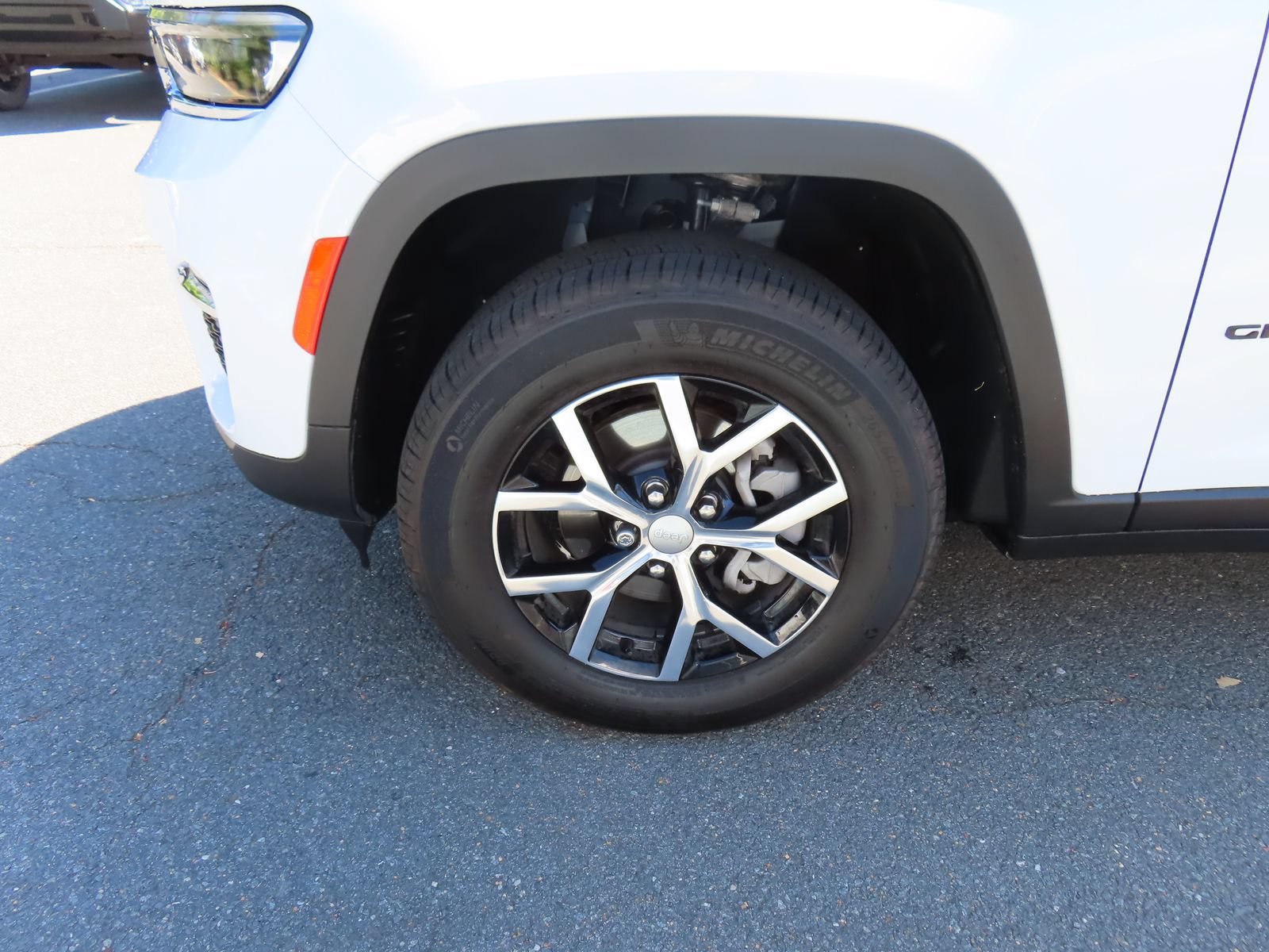 Used 2025 Jeep Grand Cherokee Limited w/ Trailer Tow Package AWD/4WD image 11