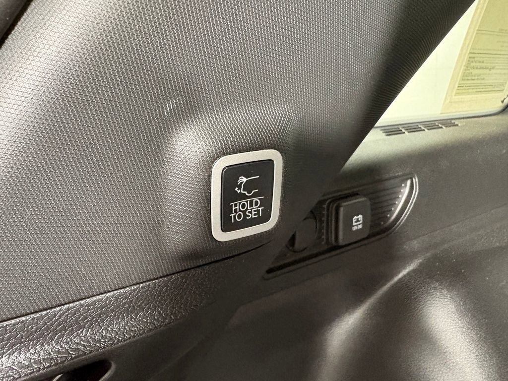 Used 2025 Jeep Grand Cherokee Altitude AWD/4WD image 33