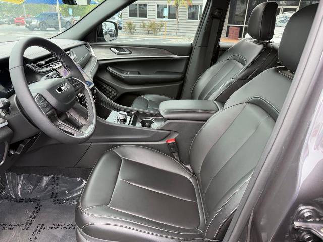 Used 2025 Jeep Grand Cherokee L Limited w/ Black Appearance Package AWD/4WD image 11