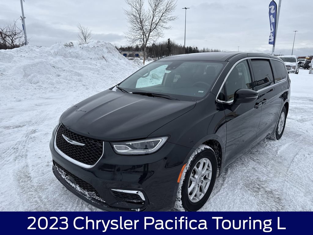 Used 2023 Chrysler Pacifica Touring-L image 3