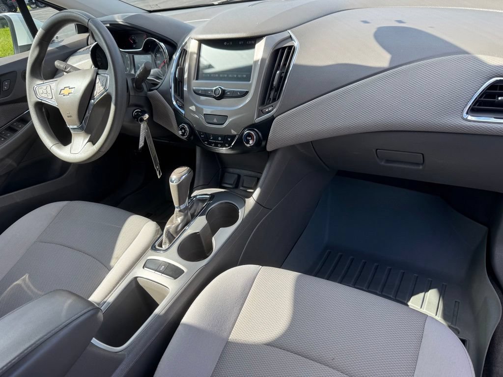 Used 2017 Chevrolet Cruze LT FWD image 18
