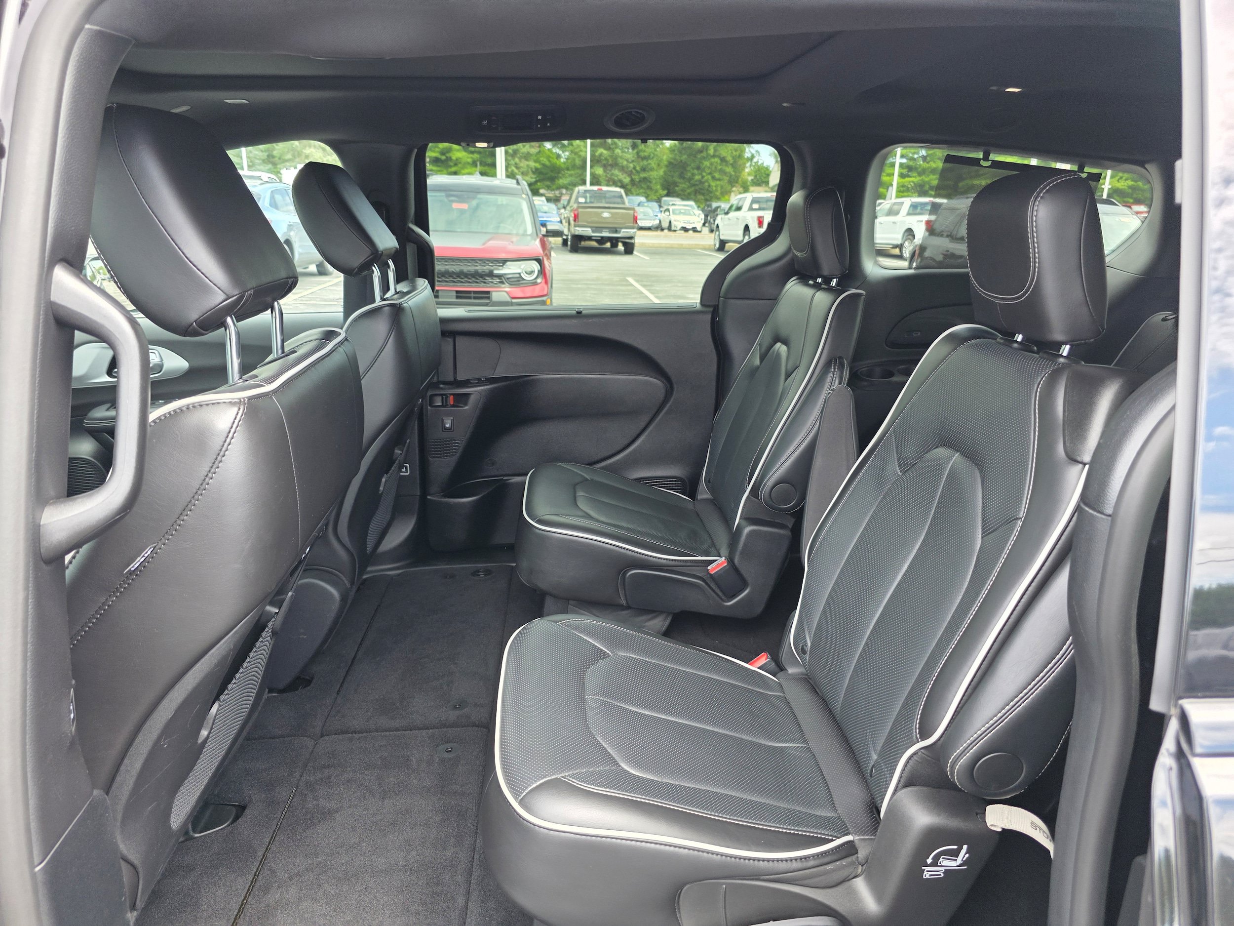 Used 2025 Chrysler Pacifica Limited FWD image 11