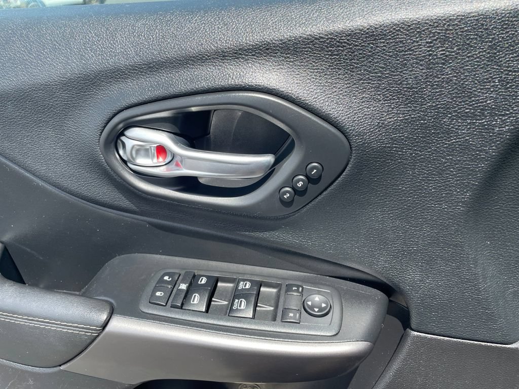 Used 2020 Jeep Cherokee Limited AWD/4WD image 15
