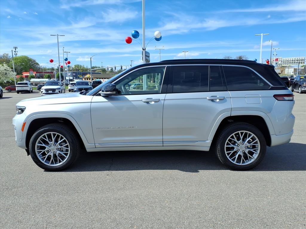 Used 2025 Jeep Grand Cherokee Summit AWD/4WD image 2