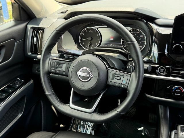Used 2023 Nissan Pathfinder SL AWD/4WD image 18