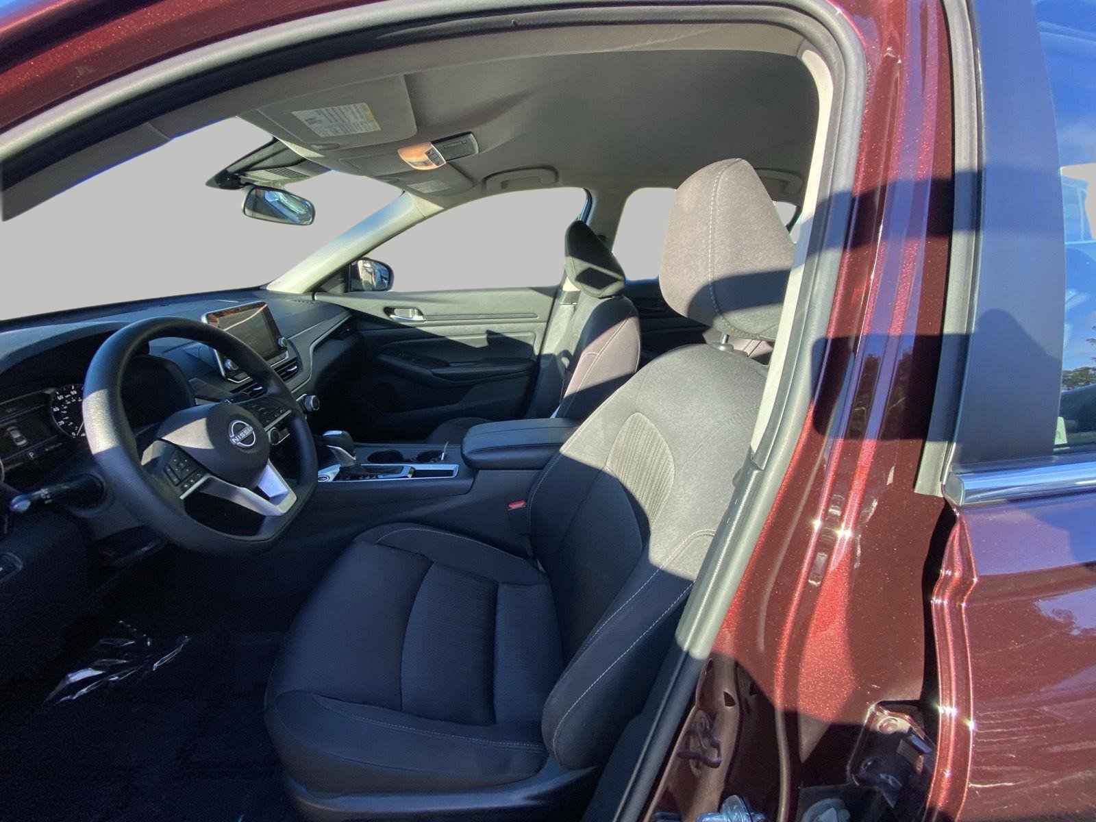 Used 2025 Nissan Altima 2.5 SV FWD image 13