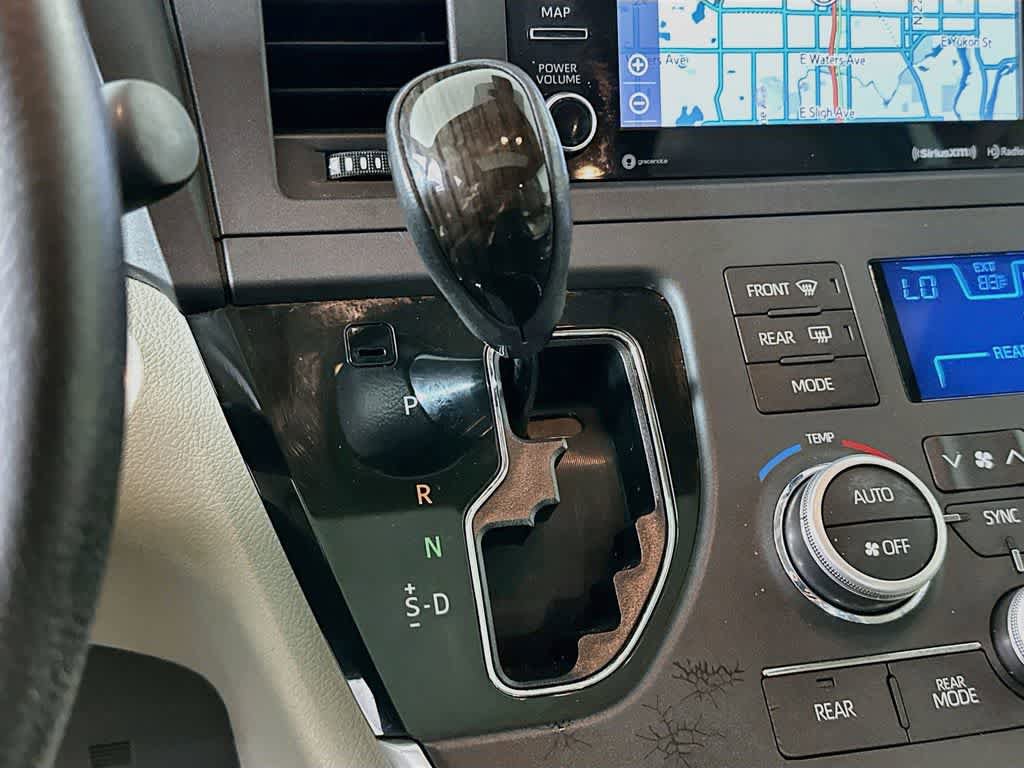 Used 2020 Toyota Sienna XLE w/ XLE Navigation Package FWD image 17