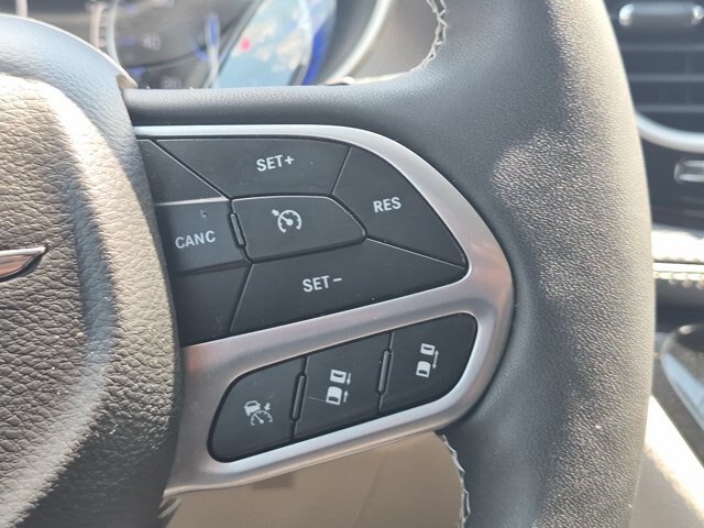 Used 2023 Chrysler Pacifica Touring-L AWD/4WD image 19