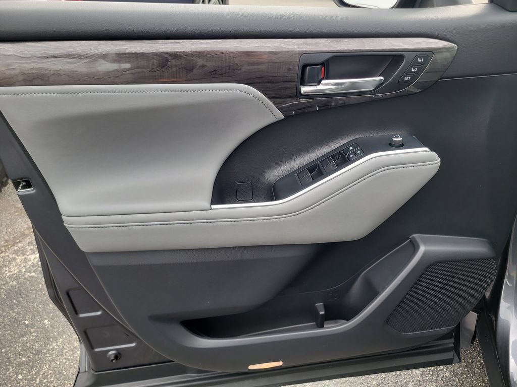 Used 2020 Toyota Highlander Limited FWD image 17