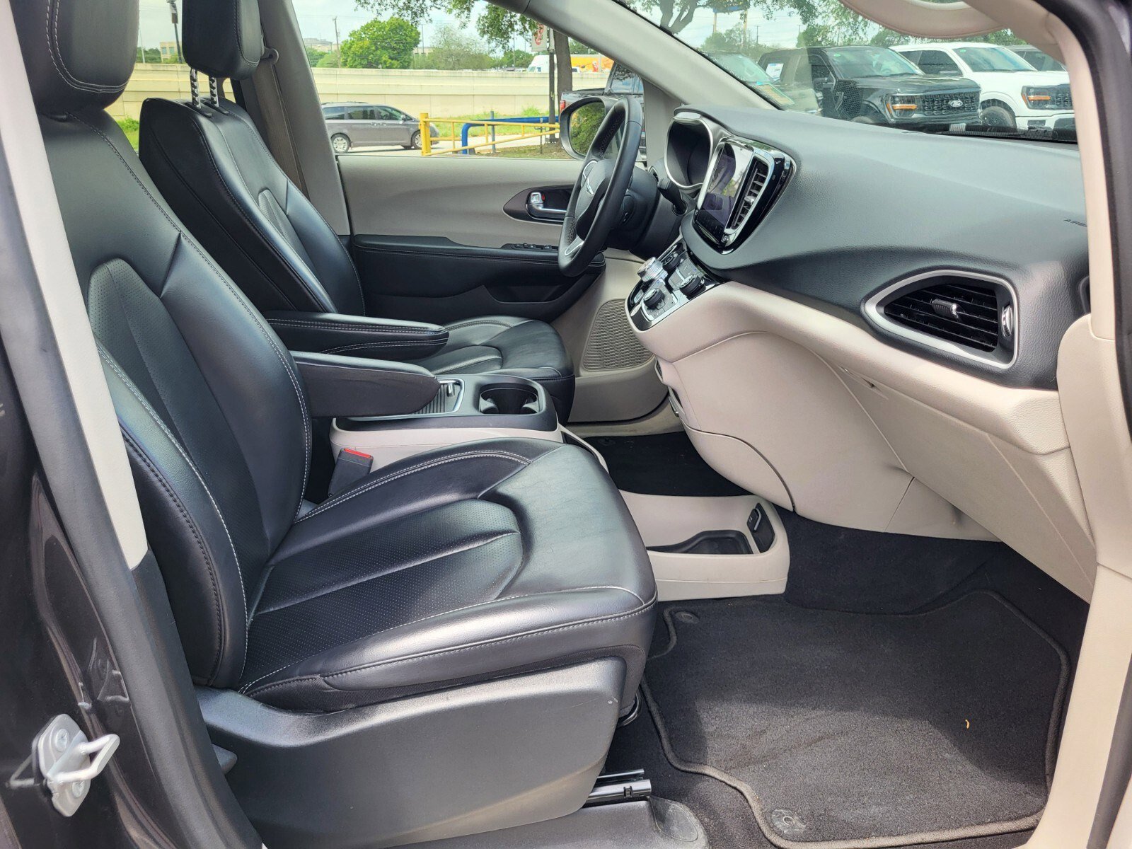 Used 2023 Chrysler Pacifica Touring-L FWD image 12