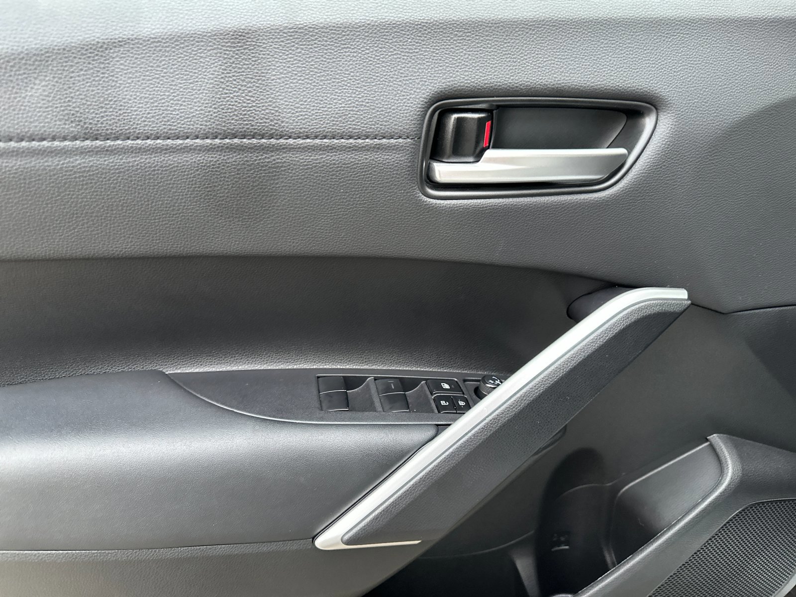 Used 2023 Toyota Corolla Cross XLE image 11