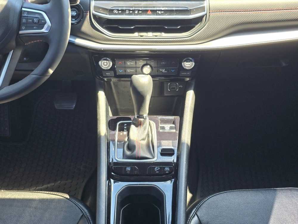 Used 2023 Jeep Compass Trailhawk w/ Trailhawk Convenience Group AWD/4WD image 13