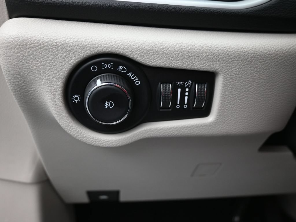 Used 2024 Chrysler Pacifica Touring-L FWD image 14